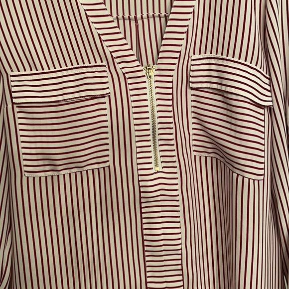 Express small polyester blouse - Picture 2 of 4